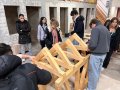 Travail d'équipe européen pour construire la charpente d'une maison (...)